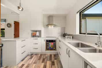 10 Robertson Street, Glenholme