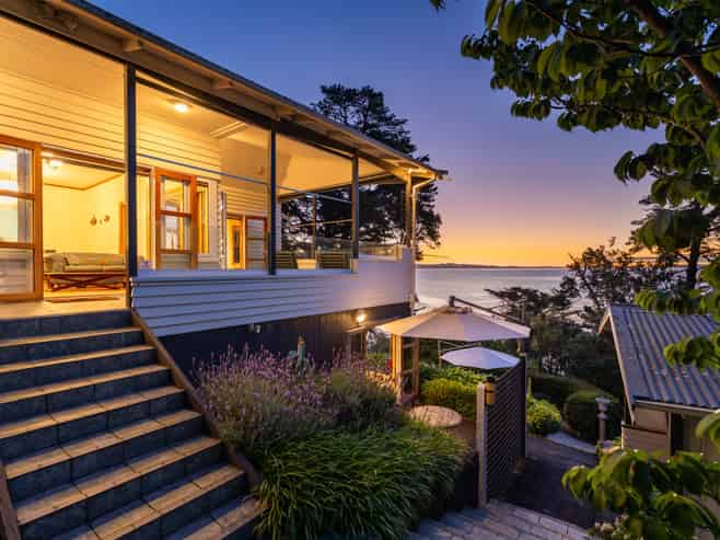 1082 Thames Coast Road, Kereta