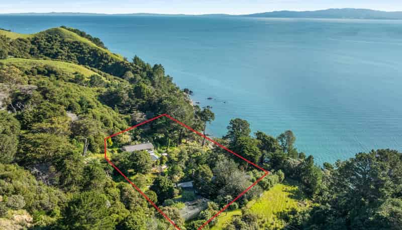 1082 Thames Coast Road, Kereta