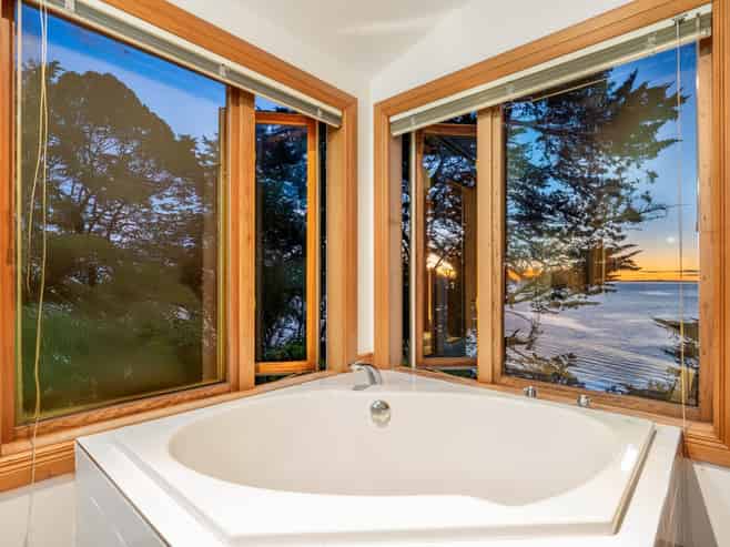 1082 Thames Coast Road, Kereta