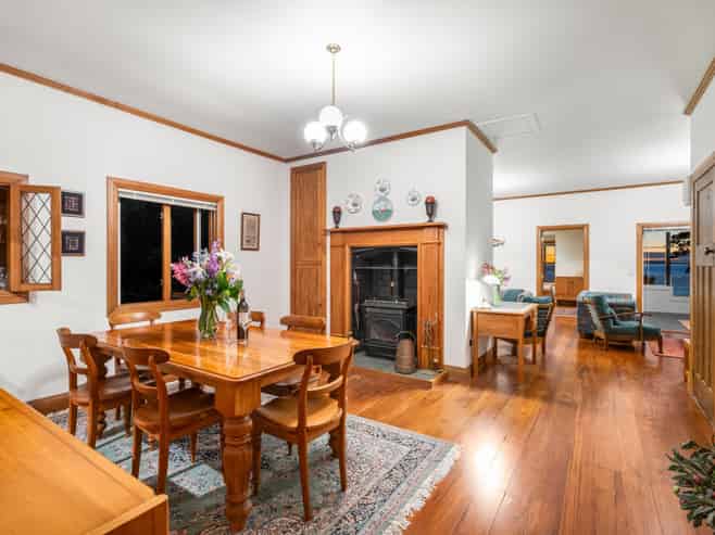 1082 Thames Coast Road, Kereta