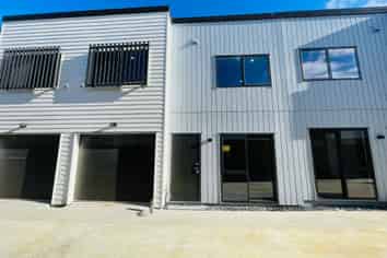 4/196 Royal Road, Massey