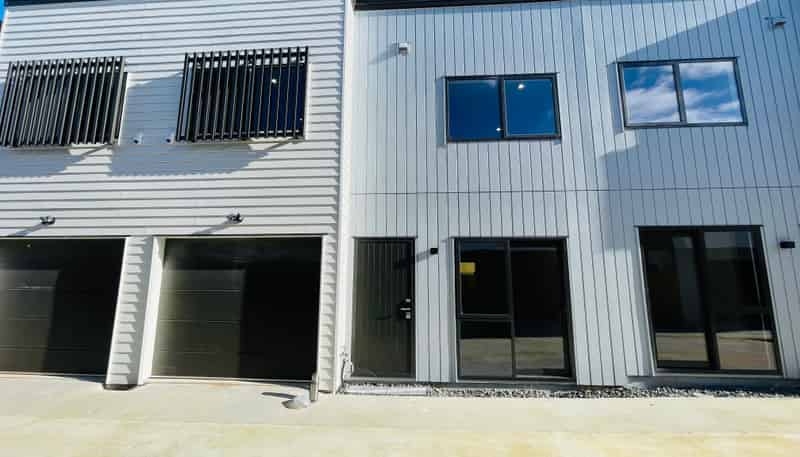 4/196 Royal Road, Massey