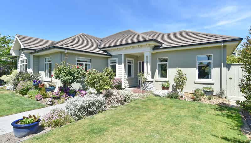 2 Henley Green, Northwood