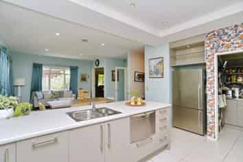 2 Henley Green, Northwood