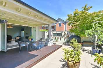 2 Henley Green, Northwood