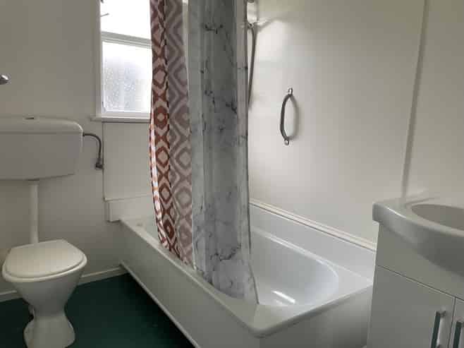 1/136-138 Waddington Drive, Naenae