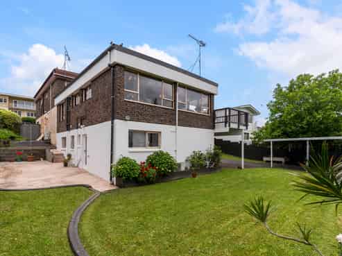 2/22 Martin Crescent, Northcote