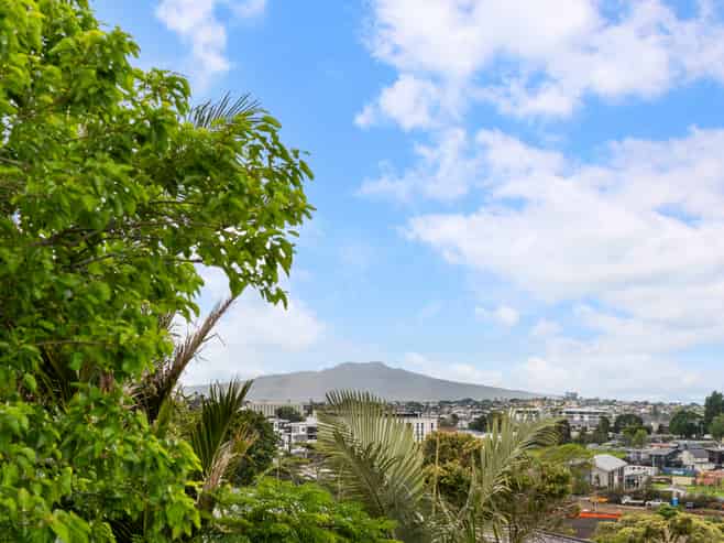 2/22 Martin Crescent, Northcote