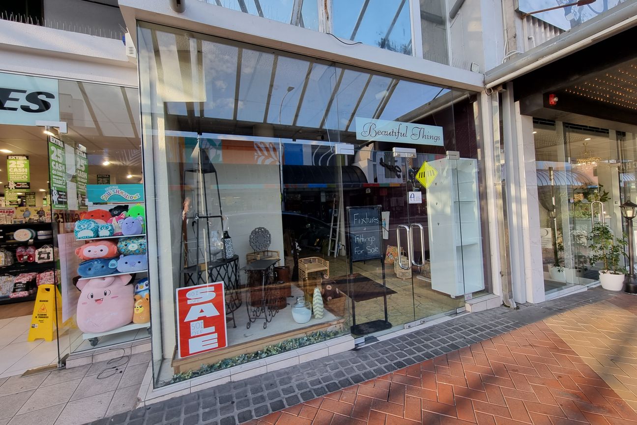 High exposure Main Street shop – pohled 2