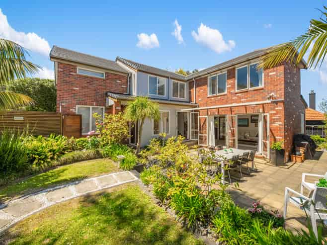 8 Queensway, Three Kings