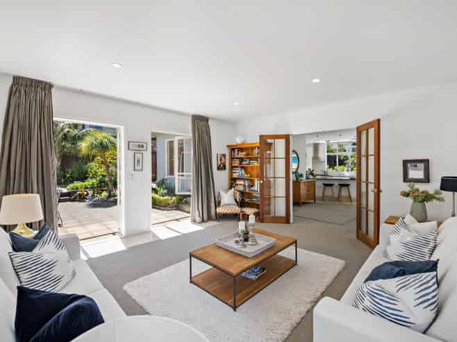 8 Queensway, Three Kings