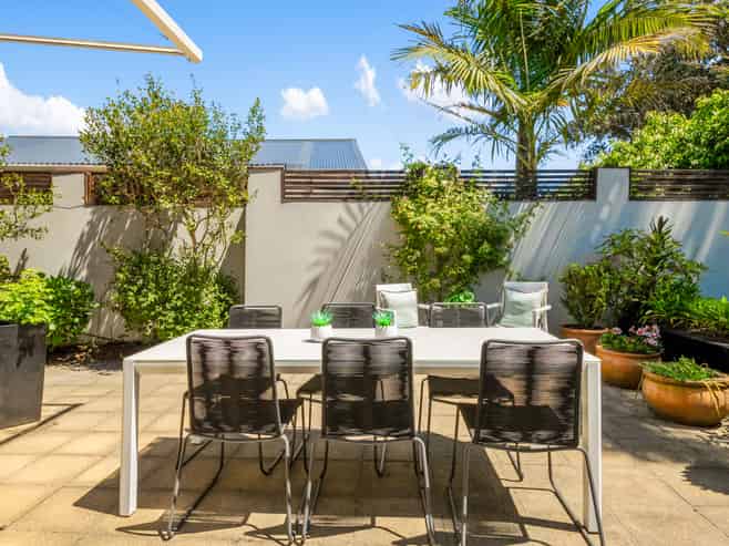 8 Queensway, Three Kings