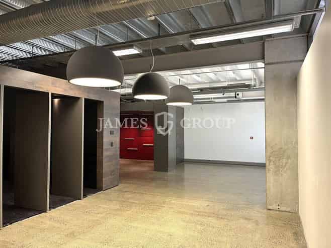 237M² OFFICE WITH MODERN INDUSTRIAL CHARACTER