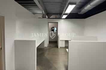 237M² OFFICE WITH MODERN INDUSTRIAL CHARACTER