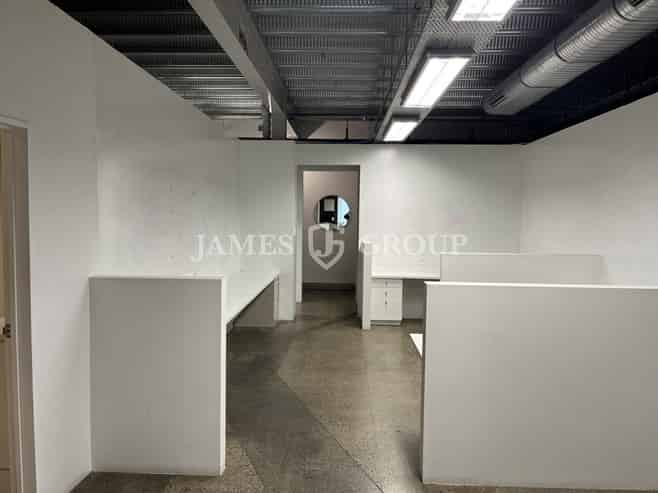 237M² OFFICE WITH MODERN INDUSTRIAL CHARACTER