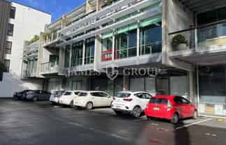 237M² OFFICE WITH MODERN INDUSTRIAL CHARACTER