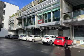 237M² OFFICE WITH MODERN INDUSTRIAL CHARACTER