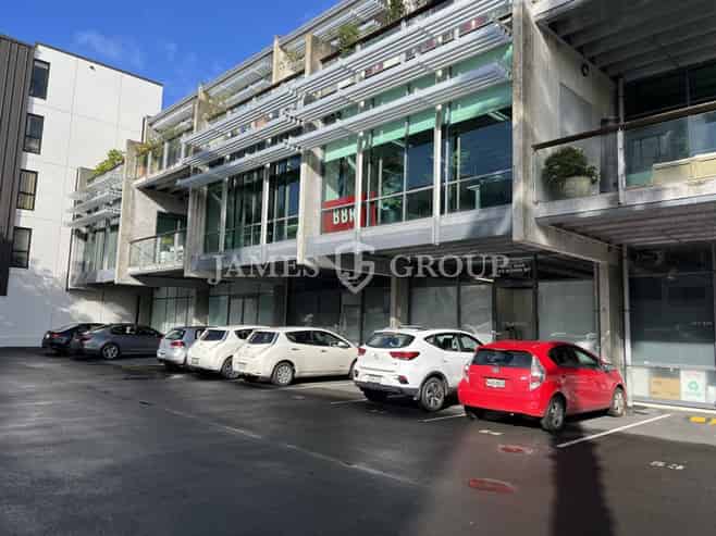 237M² OFFICE WITH MODERN INDUSTRIAL CHARACTER