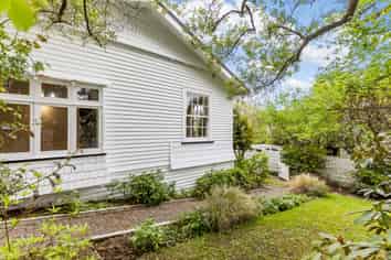 16 Newcombe Crescent, Karori