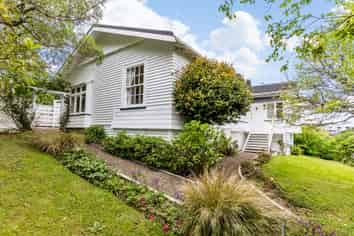 16 Newcombe Crescent, Karori