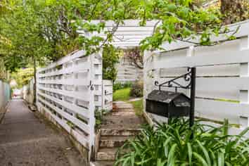 16 Newcombe Crescent, Karori