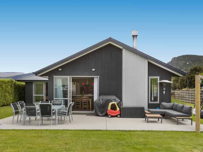 10 Rifleman Street, Albert Town