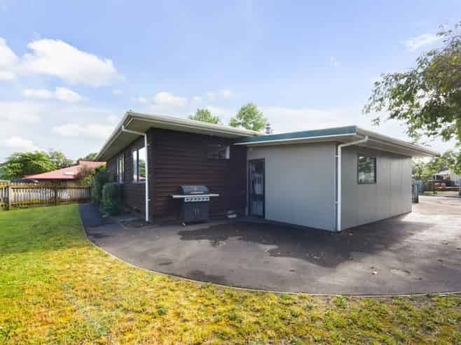 8 Charlotte Lane, Brightwater