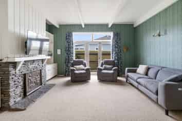 42 Maltby Avenue, West End