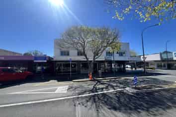 Well-presented Browns Bay retail