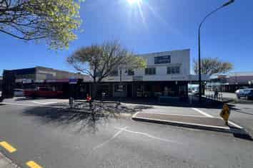 Well-presented Browns Bay retail