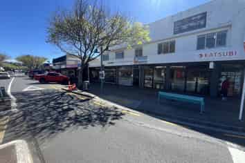 Well-presented Browns Bay retail