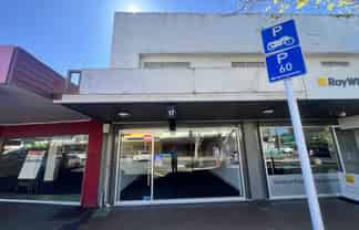 Well-presented Browns Bay retail