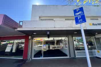 Well-presented Browns Bay retail