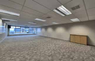 Well-presented Browns Bay retail