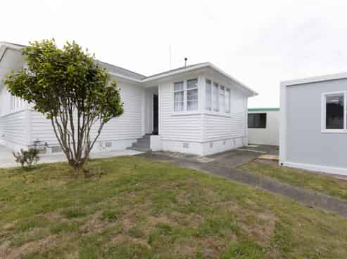 24 Clyde Crescent, Roslyn