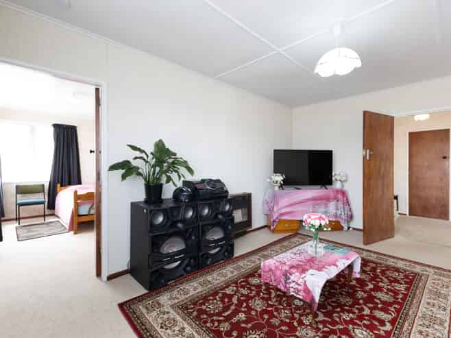 24 Clyde Crescent, Roslyn