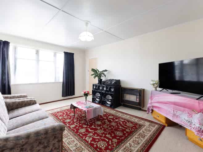 24 Clyde Crescent, Roslyn