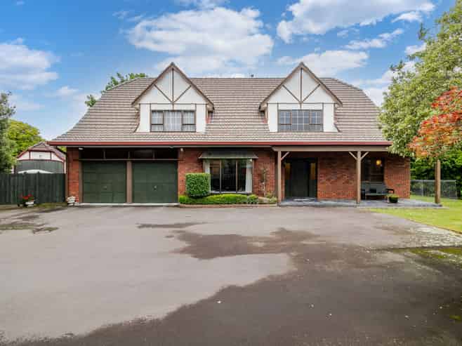 869B Main Street, Roslyn