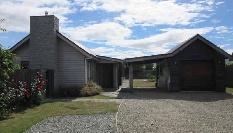 12 Ash Avenue, Albert Town