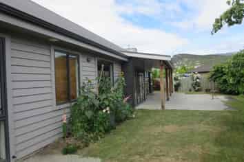 12 Ash Avenue, Albert Town