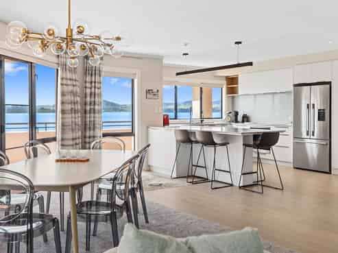 10/2 Sixth Avenue, Avenues