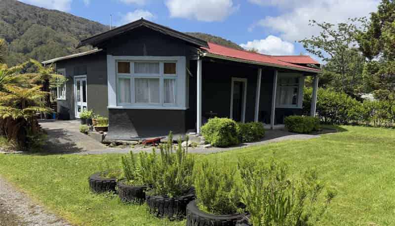  23 Oxford Street, Taylorville