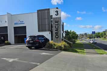 SHOWROOM / WAREHOUSE PLUS OFFICE UNIT
