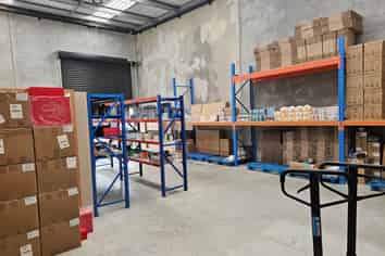 SHOWROOM / WAREHOUSE PLUS OFFICE UNIT
