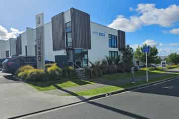 SHOWROOM / WAREHOUSE PLUS OFFICE UNIT
