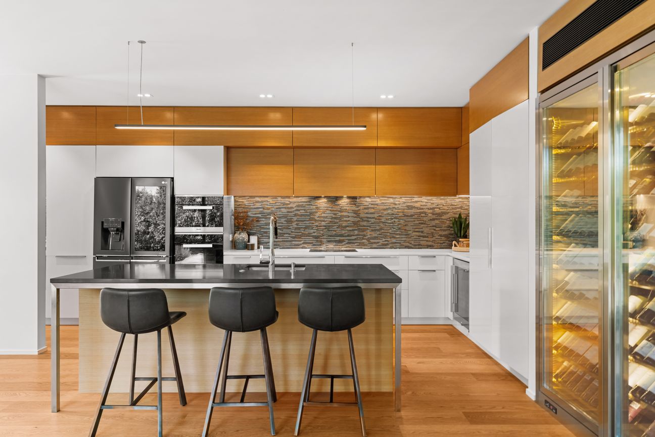 Relocated Vendor, Architectural Prestige Must Be Sold – pohled 4