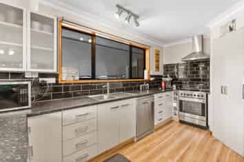 495 Centre Road, Momona