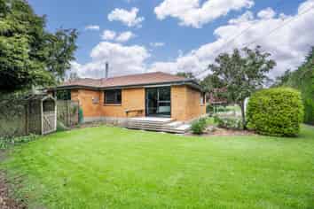 495 Centre Road, Momona