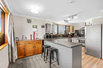 495 Centre Road, Momona